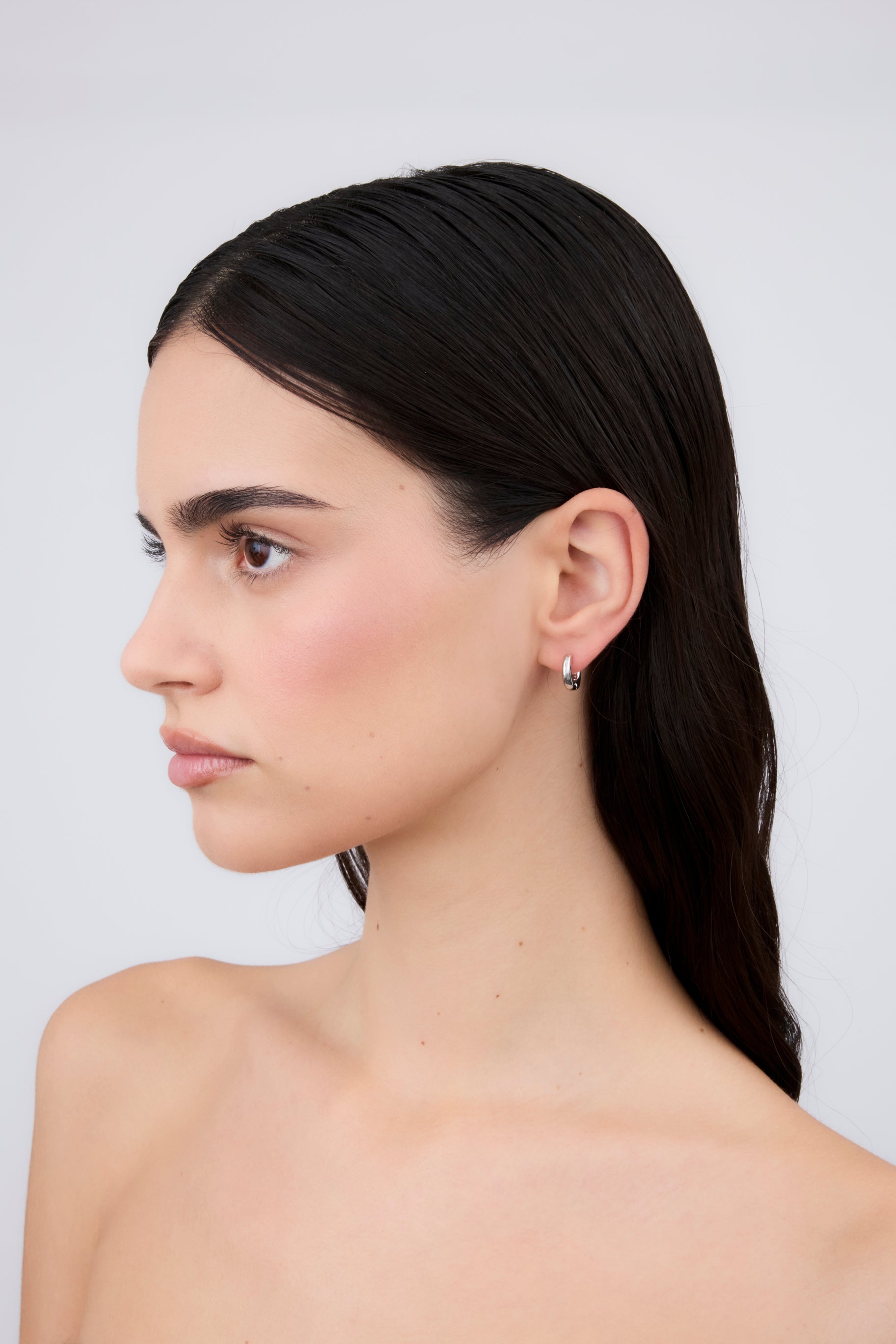 Mini boucle d'oreille irrégulière 7 mm