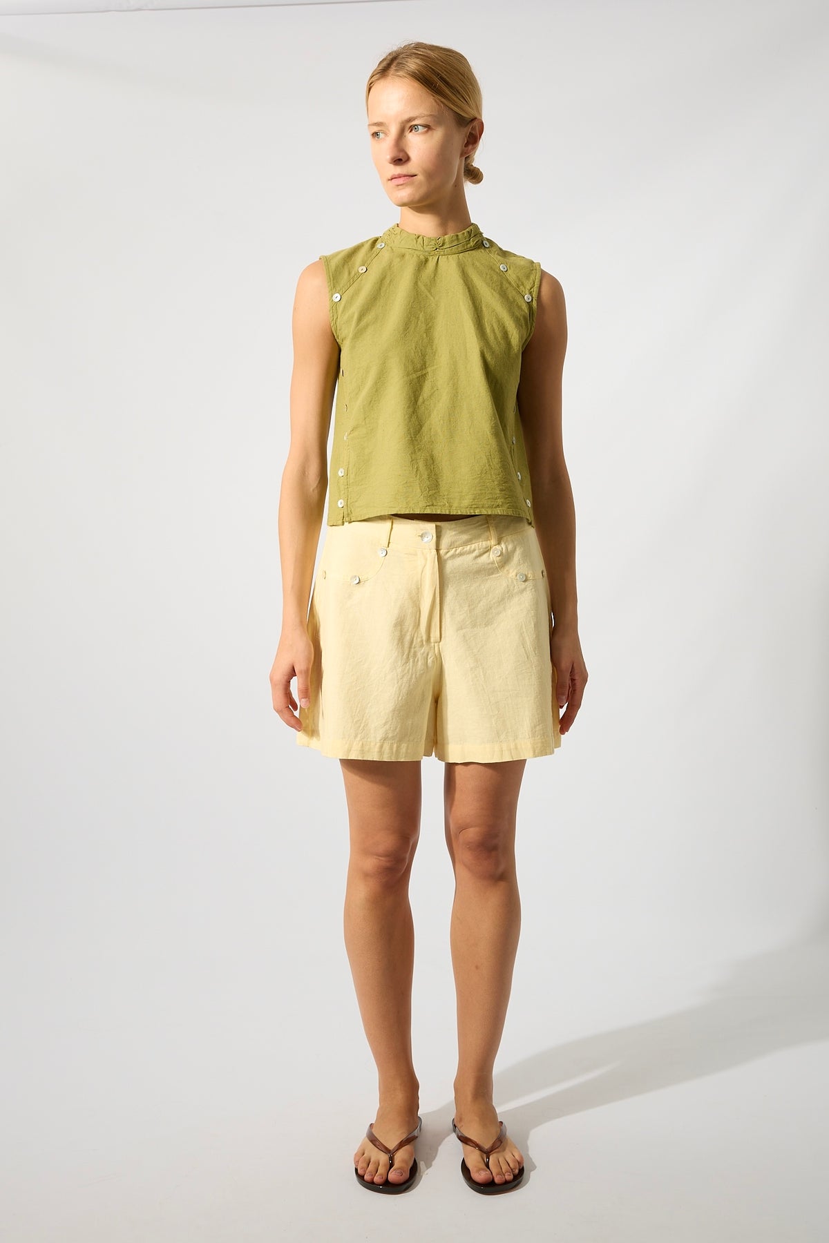Nácar Yellow Button Shorts